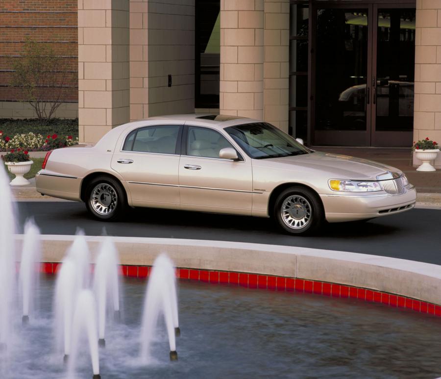  Lincoln Town Car 1998 года  (фото 57 из 77)
